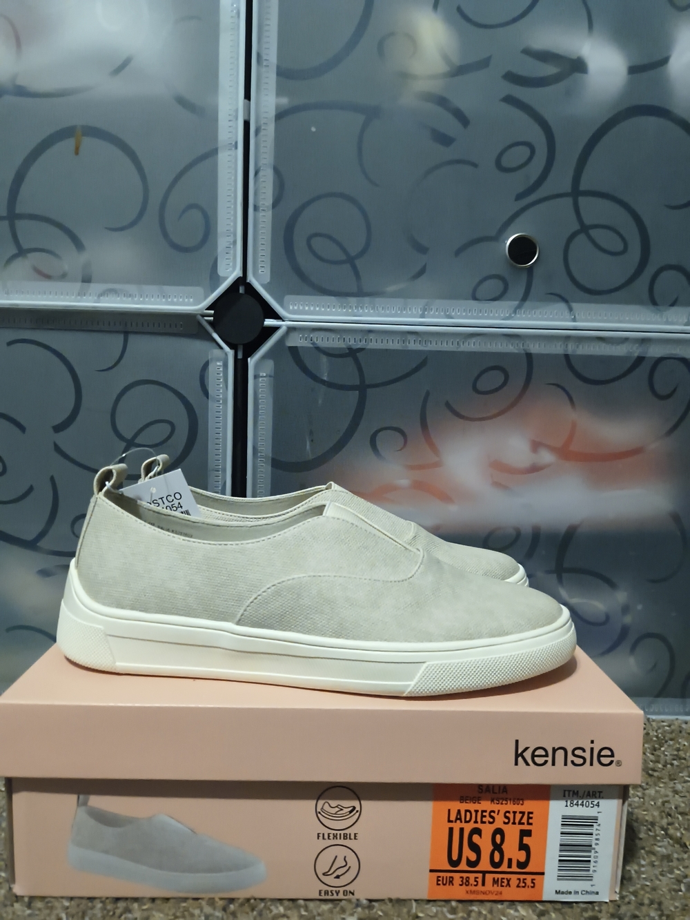 Kensie Slip-On Sneakers in Light Beige and White